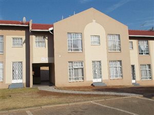 3 Bed Apartment in Die Hoewes