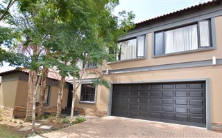 4 Bedroom House in Cedar Lakes