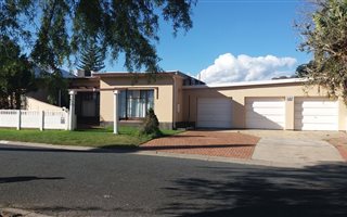 3 Bedroom House in Worcester West