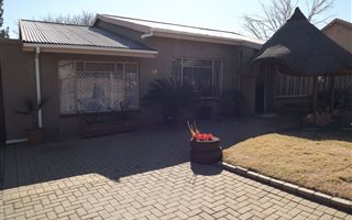 4 Bedroom House in Roosheuwel