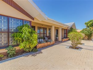 5 Bed House in Rylands