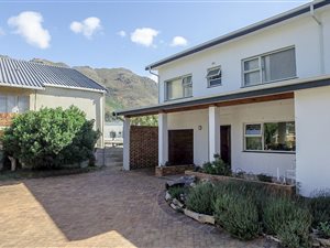 3 Bed House in Gordons Bay Central