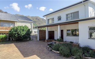 3 Bedroom House in Gordons Bay Central