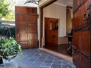 5 Bed House in Country Lane Estate