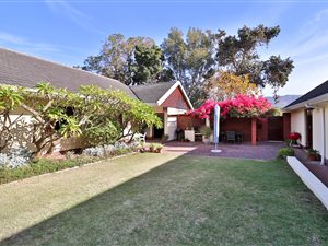 4 Bed House in Bergvliet