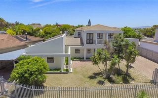 3 Bedroom House in Blouberg Sands