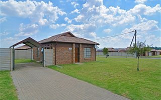 2 Bedroom House in Clayville
