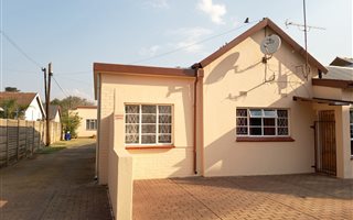 2 Bedroom Duet in Daspoort