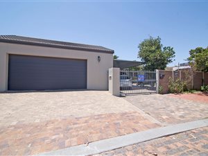 4 Bed House in Duynefontein