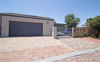 4 Bedroom House in Duynefontein