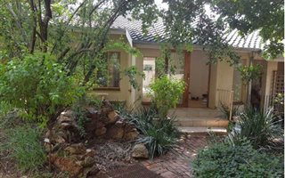 2 Bedroom Garden Cottage in Hurlingham