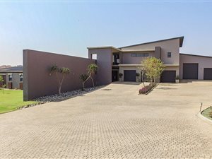 6 Bed House in Mooikloof Glen
