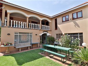 10 Bed House in Rietfontein