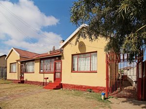 4 Bed House in Roodepoort Central
