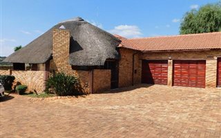 3 Bedroom Simplex in Willowbrook