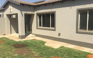 2 Bedroom Garden Cottage in Roodepoort Central