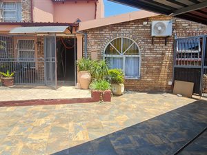 6 Bed House in Laudium
