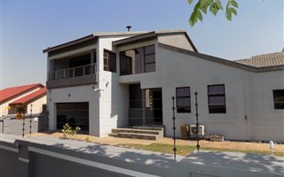 4 Bedroom House in Mayfield Park