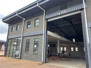 875 m² Industrial space in Clayville