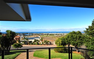 4 Bedroom House in Hartenbos Heuwels