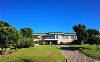 4 Bedroom House in Hartenbos Heuwels