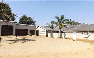 5 Bedroom House in Bronkhorstbaai