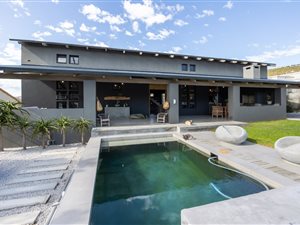 4 Bed House in Whale Rock