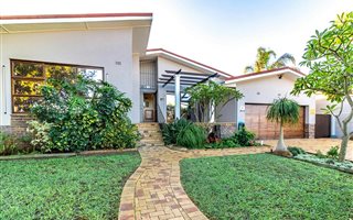 4 Bedroom House in Blomtuin