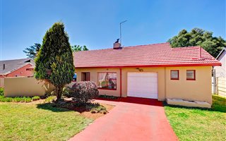 3 Bedroom House in Roodepoort West