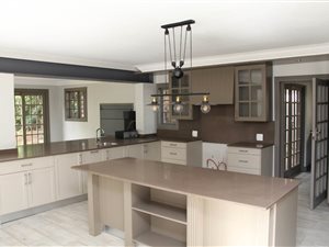 6 Bed House in Silver Lakes Golf Estate