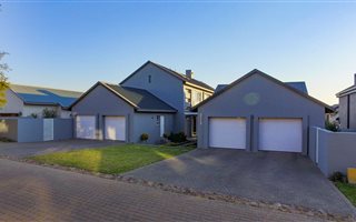 4 Bedroom House in Waterfall Country Estate