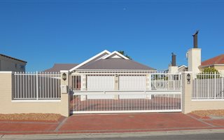 4 Bedroom House in West Beach