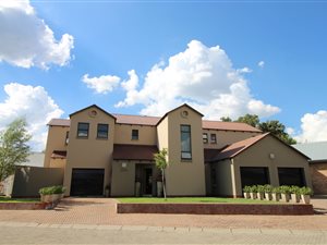 8 Bed House in Parys Golf Estate