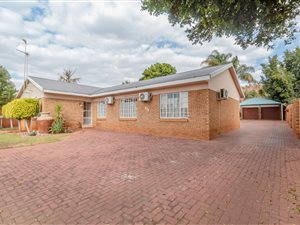 4 Bed House in Montana Park