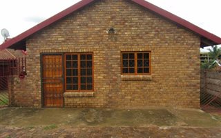 2 Bedroom House in Elarduspark