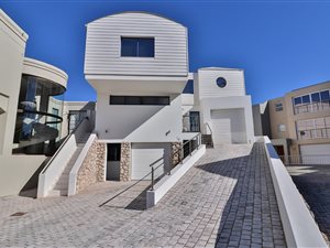 4 Bed House in Calypso Beach