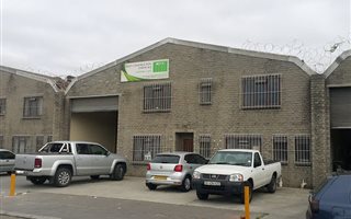 555 m² Industrial space in Parow