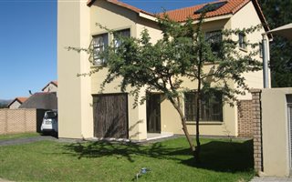 3 Bedroom Townhouse in Waterkloof