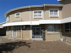 6 Bed House in Stanger Manor