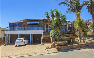 4 Bedroom House in Protea Heights