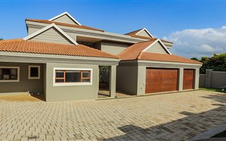 5 Bedroom House in Southbroom