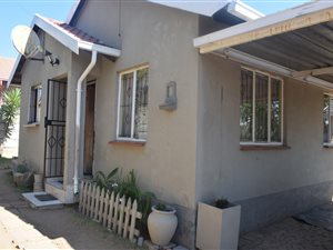 2 Bed House in Lombardy West