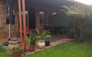2 Bedroom Simplex in Doornpoort and surrounds