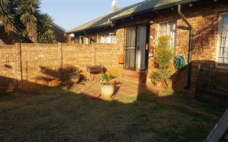 2 Bedroom Apartment in Rooihuiskraal North