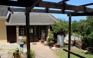 4 Bedroom House in Outeniqua Strand