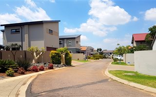 520 m² Land available in Olympus AH