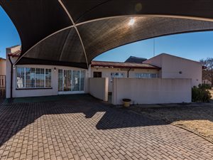 4 Bed House in Helikon Park