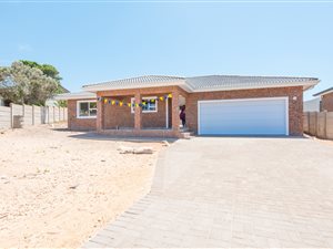 3 Bed House in Stilbaai