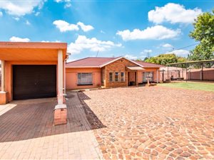 4 Bed House in Roodepoort West
