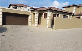 2 Bedroom House in Kosmosdal